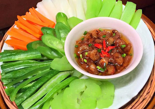 Món tôm khô kho quẹt tóp mỡ ăn cùng rau luộc hoặc cơm cháy của Nam Bộ